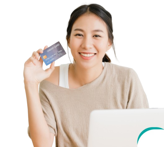 Femme tenant une carte de crédit devant un ordinateur portable